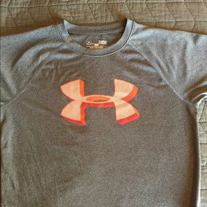 Boys sz large under Armour charcoal gray tshirt.